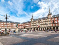 A Plaza Mayor de Madrid em um dia ensolarado