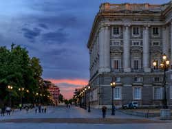 Entardecer na Plaza de Oriente e parte da fachada do Palácio Real