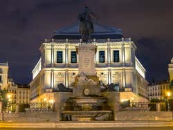 Plaza de Oriente iluminada com uma estátua equestre no centro