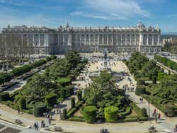 Vistas panorâmicas da Plaza de Oriente e o Palácio Real no fundo