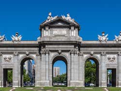 Puerta de Alcala em um dia ensolarado