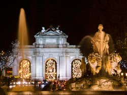 Puerta de Alcalá iluminada vista de Cibeles