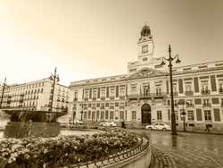 Foto em sépia da histórica Puerta del Sol