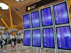Painel de informação digital no aeroporto de Barajas
