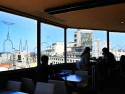 Rooftop de Madrid com vistas para o edifício Carrión