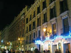 Pessoas caminhando pela calle Arenal de Madrid