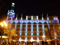 Edifício da Plaza Santa Ana iluminado