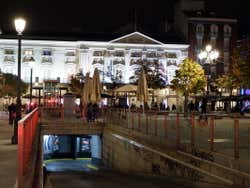 Entrada de um túnel na Plaza Santa Ana à noite