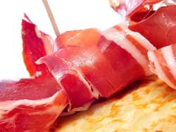 Detalhe do Jamón serrano com cores vivas