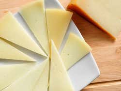 Fatias de queijo em um prato