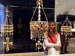 Uma mulher observando o Tesouro de Guarrazar através da vitrine