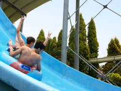 Meninos descendo pelo tobogã do Aquópolis de Madrid