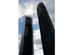 Torre Cepsa e Torre PwC vistas de baixo