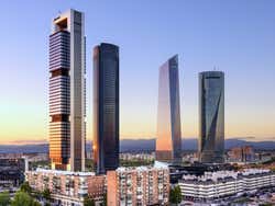 Vista da Quatro Torres de Madrid ao entardecer