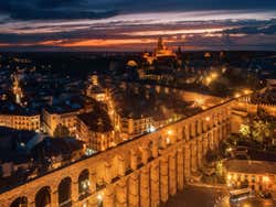 Vista aérea do aqueduto de Segóvia à noite