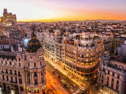 Entardecer sobre a Gran Vía de Madrid